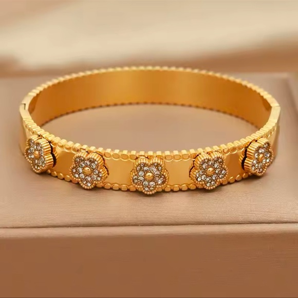 NWOT 14K Gold Plated Lucky Bracelet in Gold - Picture 6 of 6